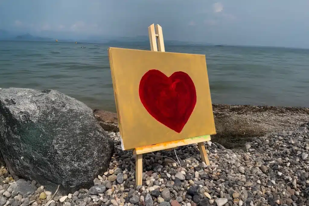La Via del Cuore, Amore e Presenza sul Lago di Garda. Cuore realizzato attraverso l’Art Therapy 