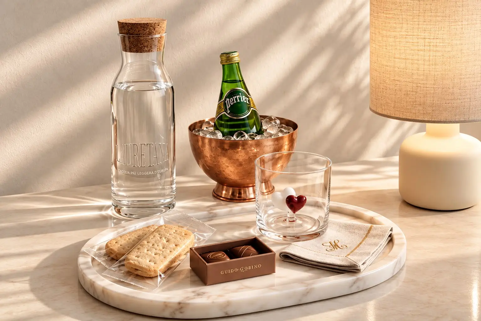 Acqua, biscotti e cioccolatini eleganti.